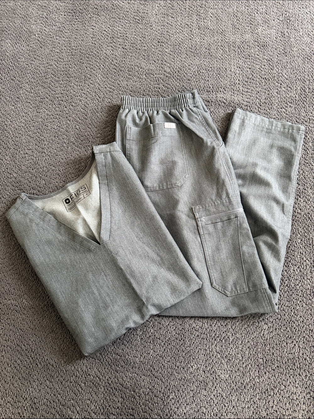Figs Women's Gray V-Neck Cargo Scrub Set